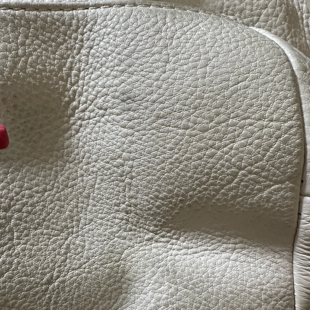 White pebbled leather Charles Jourdan purse - Picture 13 of 13